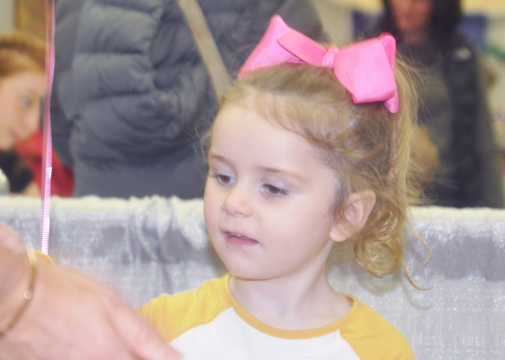 Kids Expo - girl learns game